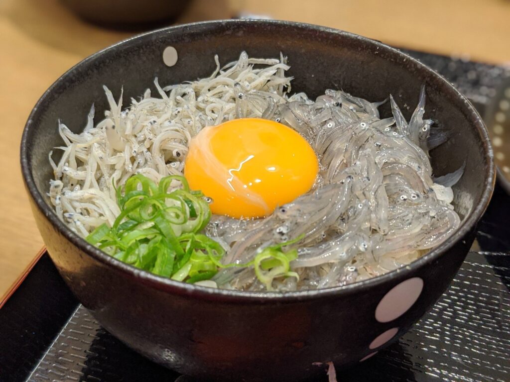 生しらす丼